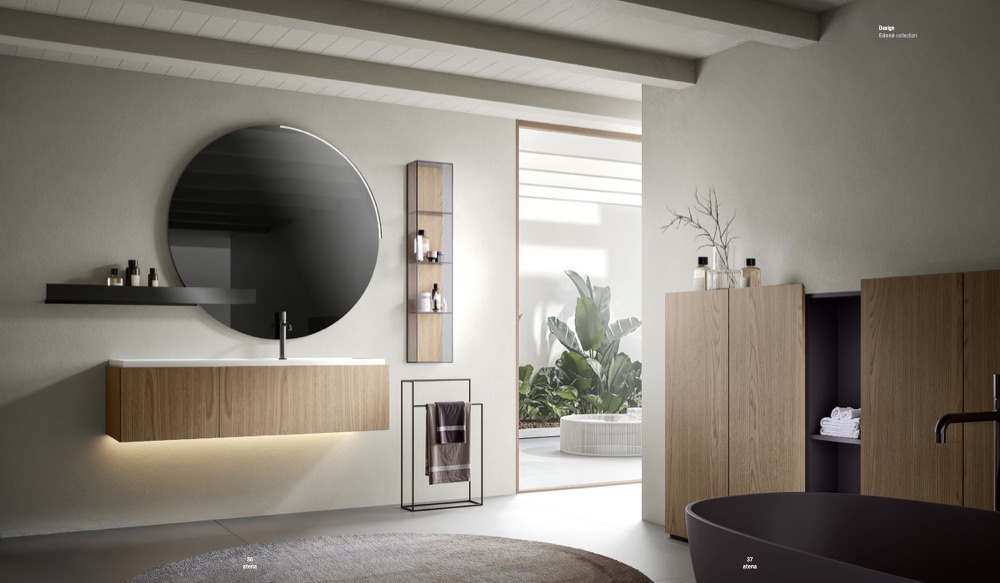Edoné Atena in rovere Zenzero con specchiera tonda, lampada Arco e mensola nera, in un bagno luminoso