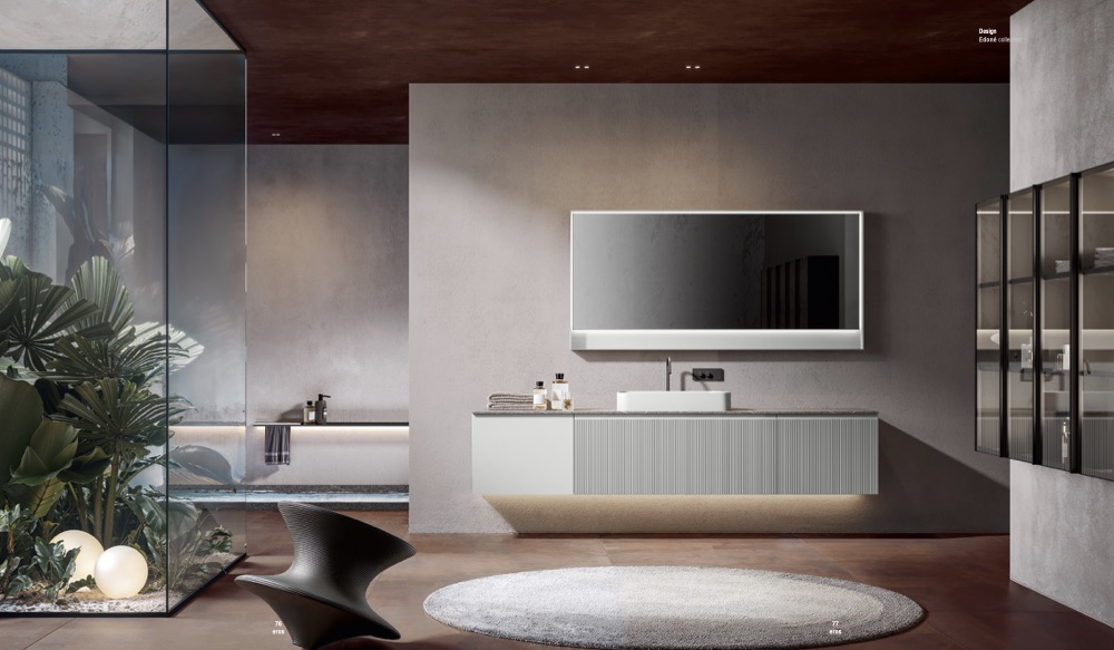 Bagno Edoné Eros laccato Cocco: ante lisce e cannettate alternate, lavabo in appoggio e specchiera Frame illuminata