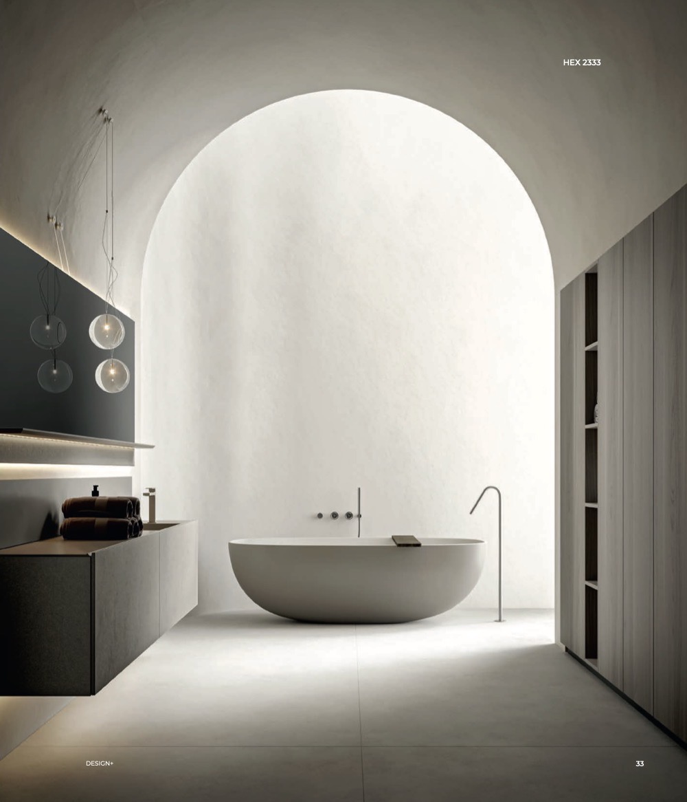Edoné Hexis HEX 2333: mobile in Cemento Perla, lampade a sfera e vasca freestanding sotto una grande volta ad arco