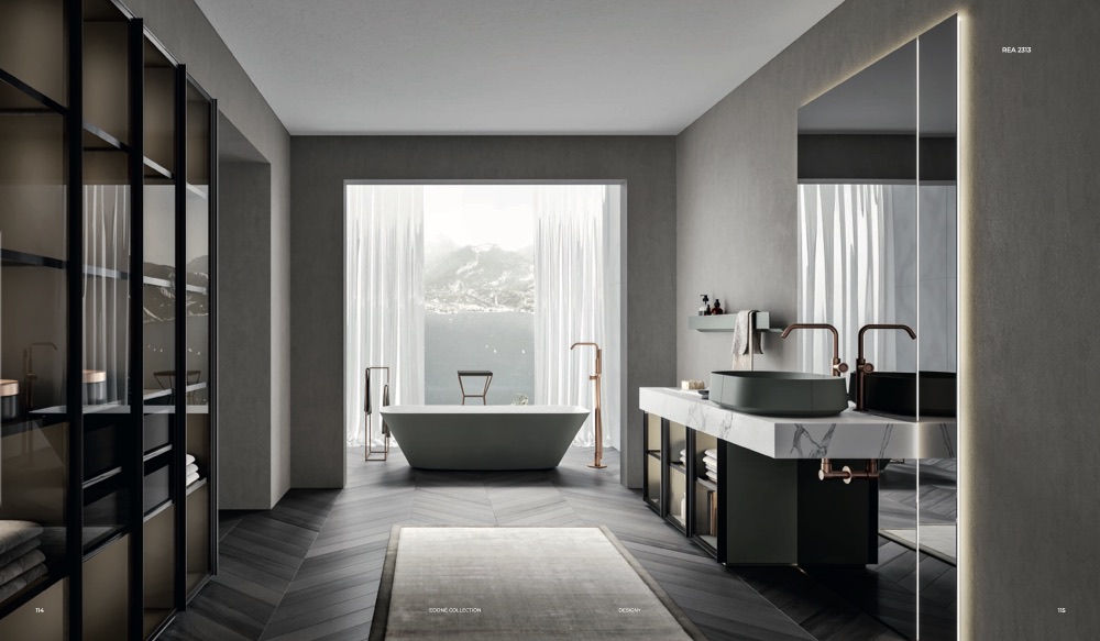Edoné Rea 2313: consolle effetto marmo con lavabo d'appoggio, colonne con vetri fumé e vasca freestanding con vista lago