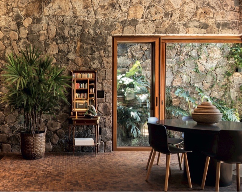 Ambiente con pavimento in legno naturale Mafi e grande vetrata sul giardino