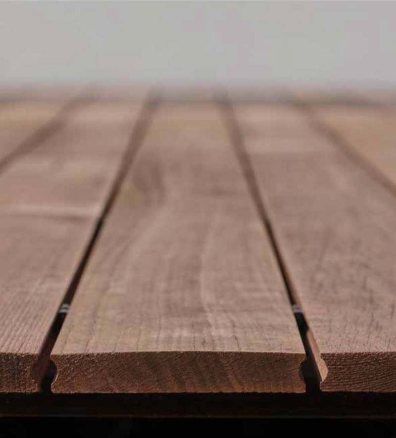 Dettaglio delle doghe del decking Mafi con superficie bombata