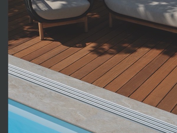 Terrazza con decking Mafi in frassino termotrattato a bordo piscina