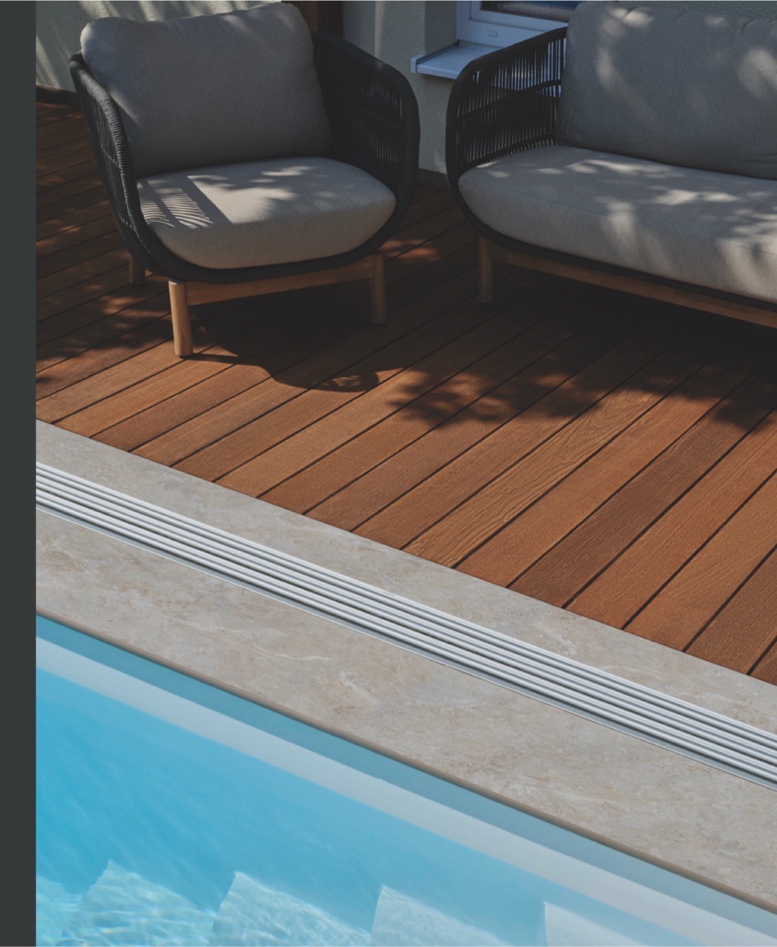 Terrazza con decking Mafi in frassino termotrattato a bordo piscina