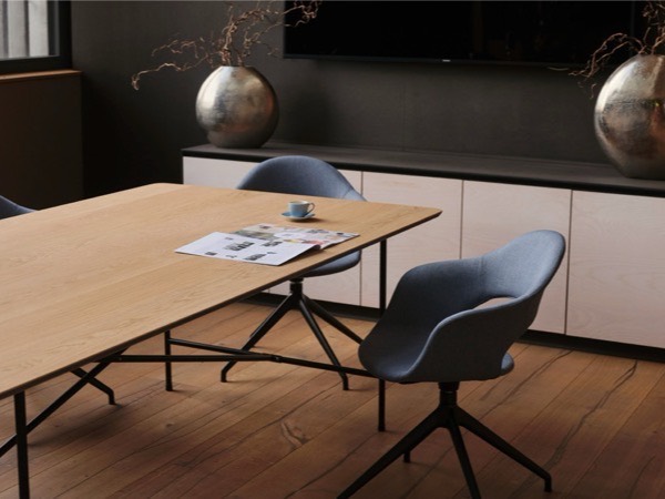 Tavolo Mafi Level in legno naturale con sedie, dalla copertina del catalogo