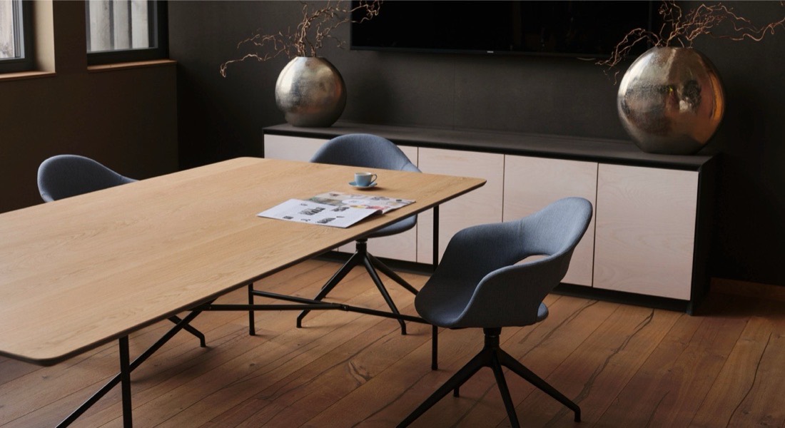 Tavolo Mafi Level in legno naturale con sedie, dalla copertina del catalogo